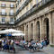 Tomar algo tranquilamente en la plaza nueva
